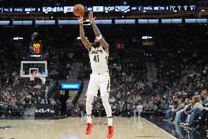 双枪！贝21中10&三分10中5砍25分 墨菲17中7&三分12中4砍23分