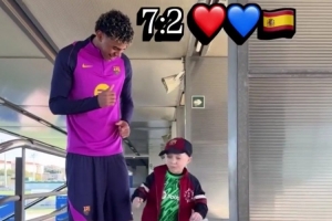 每体：波兰10岁小球迷患有骨骼生长障碍，亚马尔3C亲切探望并互动