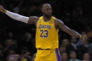 期待→懊恼→开心→兴奋！来看东契奇60分前后老詹表情细节变化！