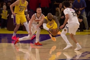 斯波：你必须尊重詹姆斯的竞争精神 飞身扑球展示了他有多么好胜