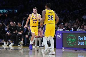 斯玛特：很高兴不用在场上防守东契奇了 他是我们的王牌！