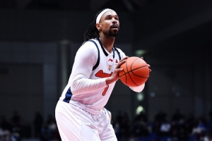 媒体人：萨林杰已经很努力了 但广东男篮在三分线外不断投丢