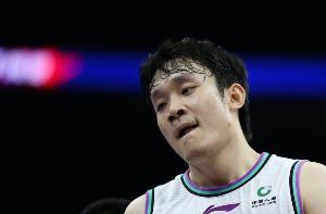 小丁退役！媒体人：时间从25岁一转眼就到了33岁 8年像被偷走一样