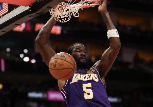 受制于犯规困扰！艾顿全场5投3中 拿到6分4板另5犯 正负值+13