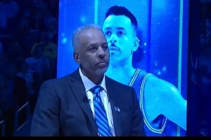 黄蜂名宿！戴尔·库里30号球衣今天被黄蜂退役 库里兄弟均到现场