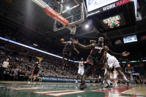 韦德打趣：等老詹2038年退役 希望他将经典空接照签名后送我