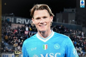 开场闪击！官方：麦克托米奈当选那不勒斯1-0卡利亚里全场最佳