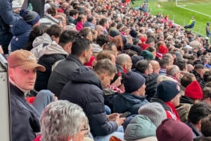 记者：因伤缺战的诺伊尔来到现场观战，他将在国际比赛日后回归