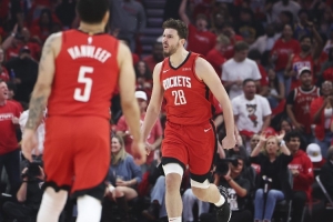 范弗里特：申京防守和以前一样但肯定能变更好 他又不是完全不防