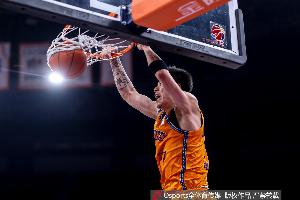 攻防俱佳！张镇麟半场8中6高效拿下15分2板2助4断 各种飞扣