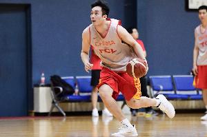 记者：在中国篮球历史上 能在3号位与丁彦雨航媲美的球员屈指可数