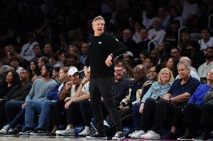 芬奇：上半场完全没有防守专注力 提高身体对抗局势就会转变