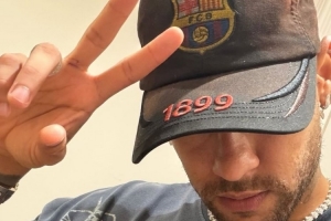 难忘红蓝岁月！内马尔社媒晒巴萨主题穿搭