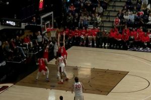 手生啊！杨瀚森登场后连续高位策应后击地传球失误