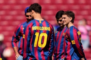 致敬传奇！巴萨球员身穿小罗球衣踩场，庆祝他的46岁生日