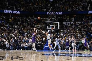 詹姆斯谈肯纳德三分绝杀：当我看到是谁要出手 我就知道稳了