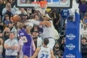 雷迪克：落后2分我们让詹姆斯获得了空位 他被打手了&应吹犯规!