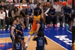 这球真骚！小桥反击背运丝滑过人后 一打五强硬反篮2+1！