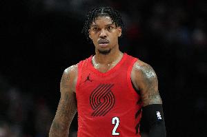 场上1挑9 除了篮筐全是对手！凯莱布·乐福沉迷单打22中7拿20分