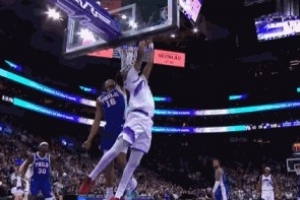 展现身体天赋！贝利切入小拉杆隔人背扣2+1