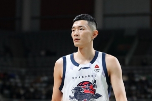 外线有谱！陈林坚半场6中4拿到11分 三分3中3