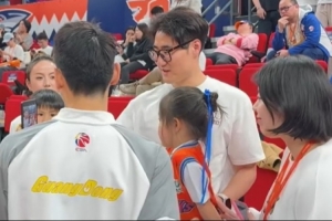 超高人气！上海主场球迷找崔永熙合照 小崔来者不拒