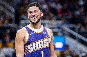 稳定得分手！布克上半场7投4中拿到12分2板3助 正负值高达+22