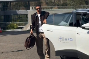 谁的穿搭最潮？姆巴佩、登贝莱、奥利塞等球员来到法国队报到