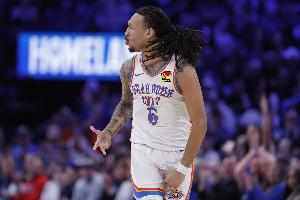 成射手咯！杰林威半场不到8分钟 三分5中4轰下全队最高12分