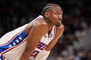 纳斯：目前马克西大部分训练只能用左手完成 他感觉状态不错