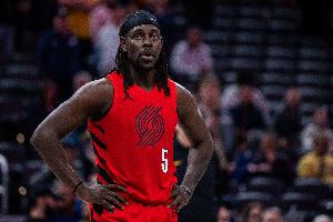 6个失误不应该！霍勒迪半场6中4拿下8分3板4助