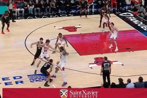 不在状态！谢泼德随意传球遭对手抢断 随后三分出手也不中