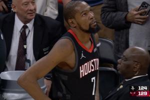 杜兰特关键时刻进攻犯规失误 乌度卡喷裁判被直接驱逐！比赛终结