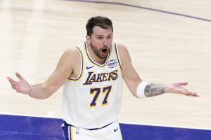 名记：东契奇跟裁判抱怨有时是不满球队 有时源自个人生活的烦恼