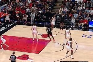 开张！小贾巴里·史密斯命中个人本场首记三分 助火箭反超公牛