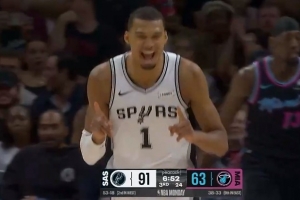 笑嘻了~瓦塞尔借掩护抛传助飞文班空接暴扣 马刺领先到28分！