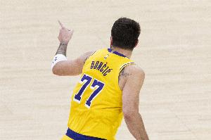 外线准头欠佳！东契奇最近两场打魔术和活塞三分均为13投3中