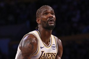 抗住压力！艾顿接球上篮被犯规 关键两罚全中反超活塞