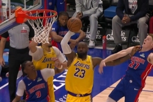 很拼！詹姆斯1抢4冲到前场篮板 随后补篮拿到2分继续追赶