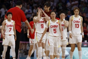 记者：24年女篮一大牌球员不坐球队大巴打商务车 随后有球员效仿