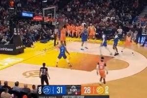 泰山压顶！米切尔送抛传 托布起飞力压贝恩双手空接隔扣