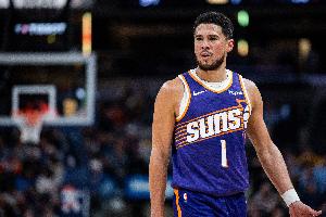 没什么欲望！布克半场4中2拿7分4助 正负值-7