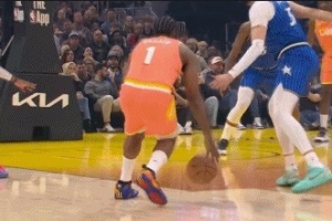 是登哥的节奏！哈登连续控运+双变向突破晃晕比塔泽 轻松抛投2+1