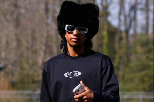 全身约2530欧！24岁奥利塞另类穿搭米奇皮草帽+银墨镜…引领潮流