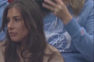 赔我！出界球精准砸翻了场边球迷的啤酒 球迷一脸的不开心啊