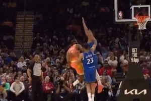 神鬼莫测！哈登突破吸引防守 写意背传助攻斯特鲁斯三分命中