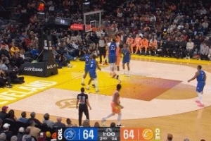 神兵天降！梅里尔强攻不中 莫布里腾空暴起一飞冲天双手补扣