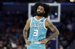 效率超高！科比·怀特替补18分钟12中9砍全场最高27分 三分8中6