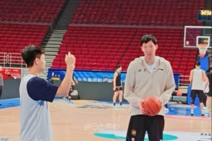 帮助队友！今天上午的踩场训练中赵睿指导周琦练习罚球