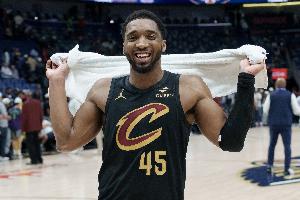 专注得分！多诺万·米切尔上半场9中5得到16分1板2助 三分3中2